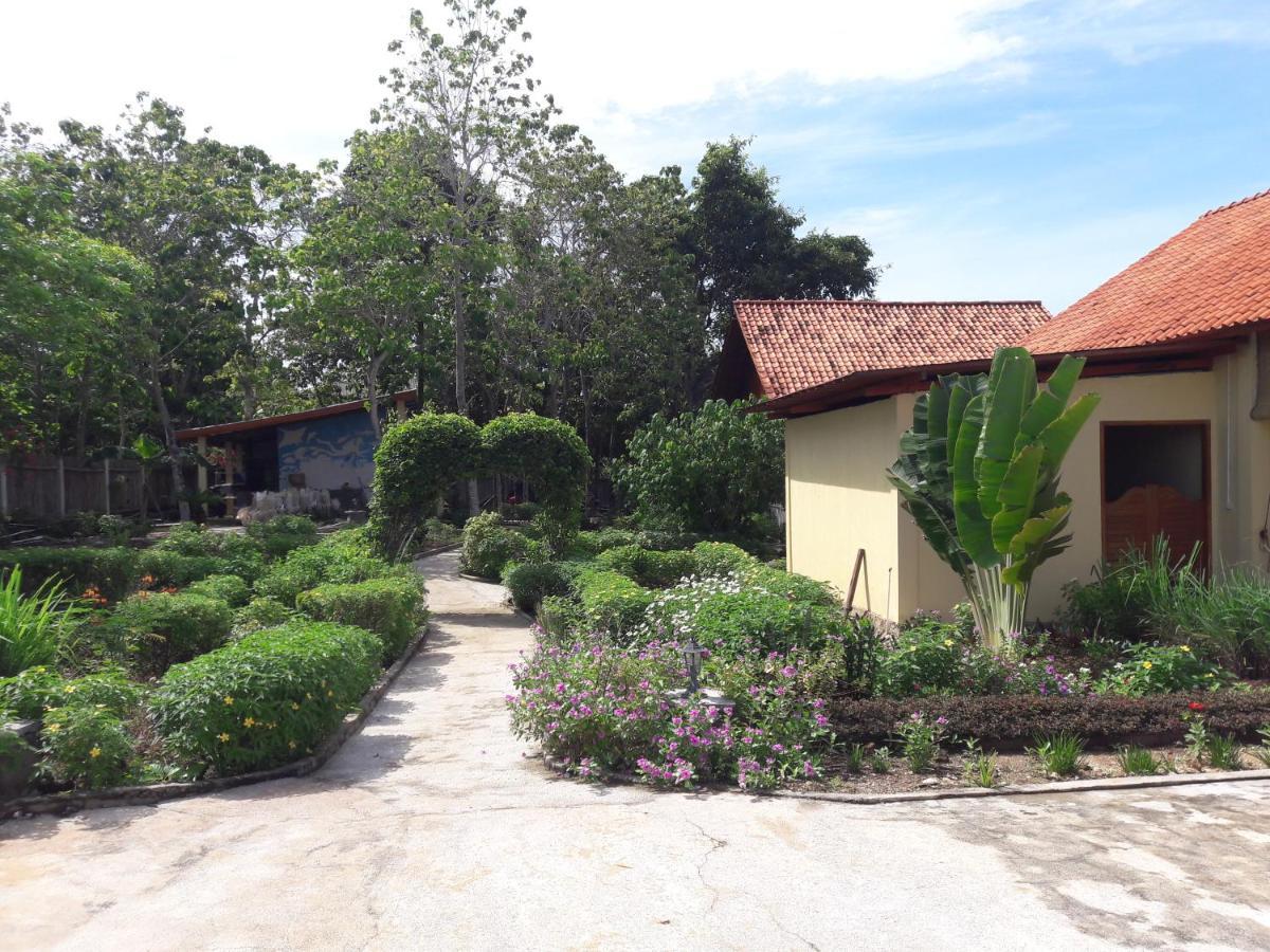 Marind Dive Eco Resort Waha Exteriör bild